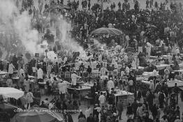 Image du Maroc Professionnelle de  Au coucher du soleil et même un peu avant la foule envahi la fameuse Place Jemaa El Fana qui se métamorphose en un gigantesque restaurant en plein air grâce aux nombreux stands et gargotes qui s'y installent sur ce lieu mythique au centre de la médina de Marrakech, Samedi 26 Février 2005. (Photo / Abdeljalil Bounhar)

 